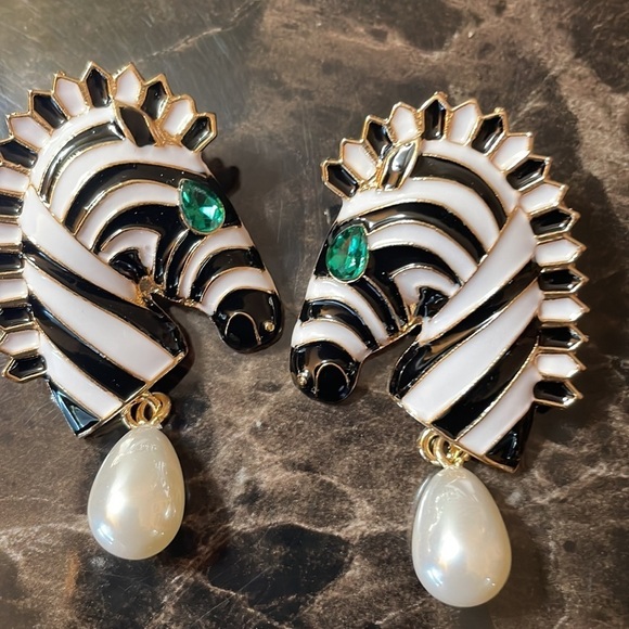 Zara Enamel Pearl Zebra Earrings - Picture 13 of 17